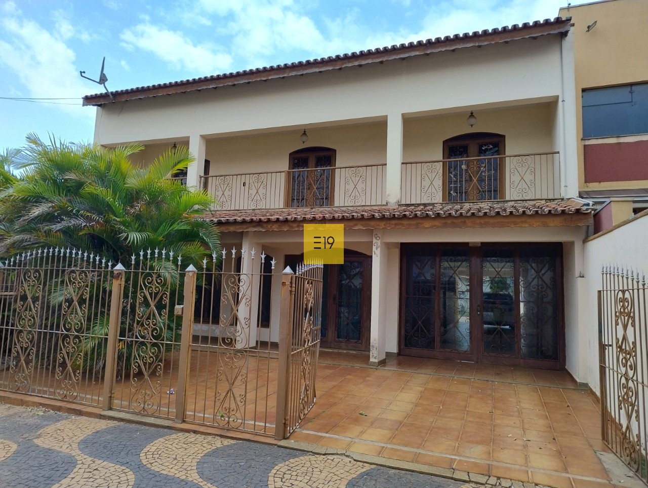 Casa com 6 Quartos e 10 Vagas para Venda, com 396m²